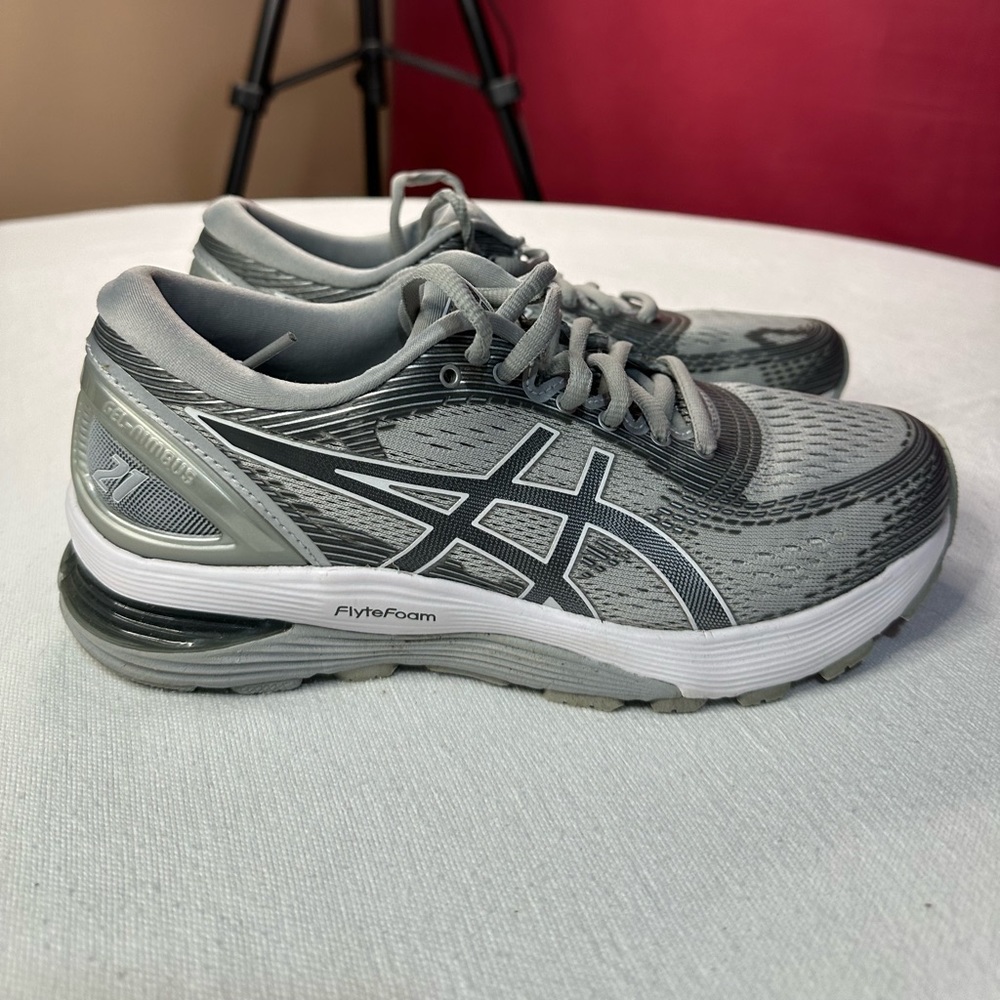 Women’s ASICS Gel Nimbus 21, Grey, Like New Wore 1 time,